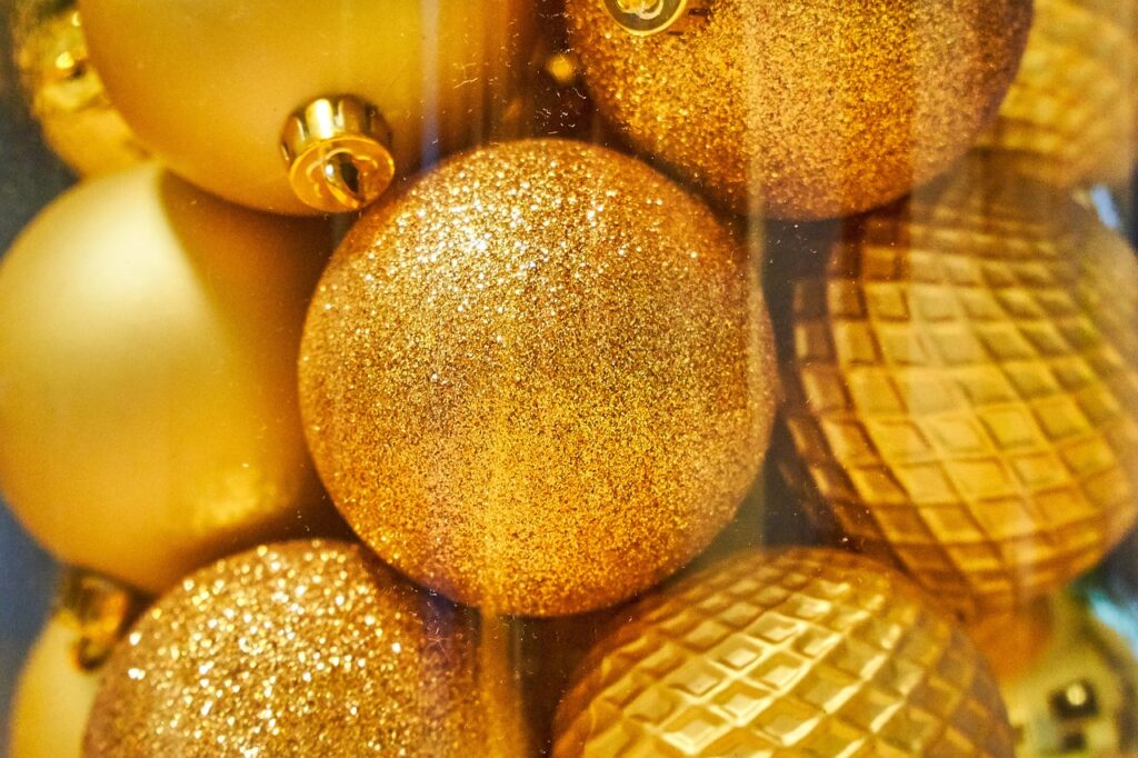 gold, balls, christmas-4715518.jpg